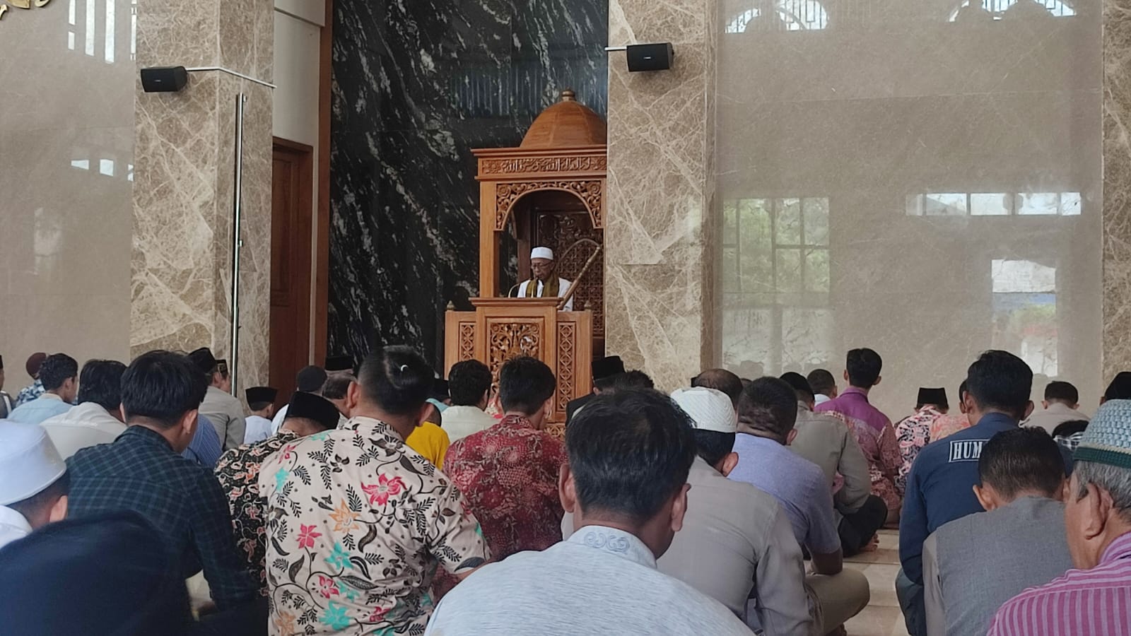 Hukum Main Handphone Saat Khutbah Jumat