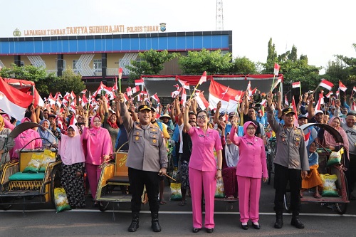 Polres Tuban Bagikan 300 Sak Beras Gratis untuk Nelayan, Tukang Becak, dan Warga Kurang Mampu