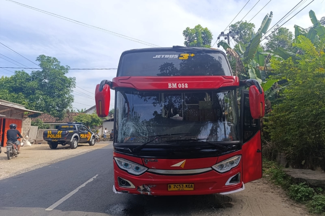 Motor Tanpa Plat Terseret Bus Agra Mas di Tuban, Diduga Pengendara Ceroboh