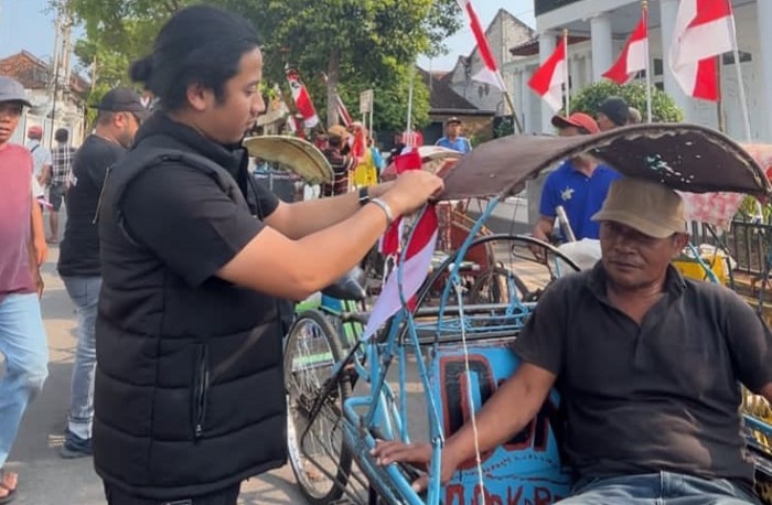 Sambut Ulang Tahun Kemerdekaan, Polres Tuban Bagikan Bendera Merah Putih