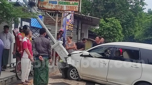 Anak 15 Tahun di Tuban Kendarai Mobil Avanza Tabrak Pengguna Jalan dan PJU