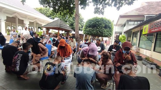 Belasan Anak Dihukum Sungkem ke Orang Tua, Satreskrim Polres Tuban: Semoga Jera!