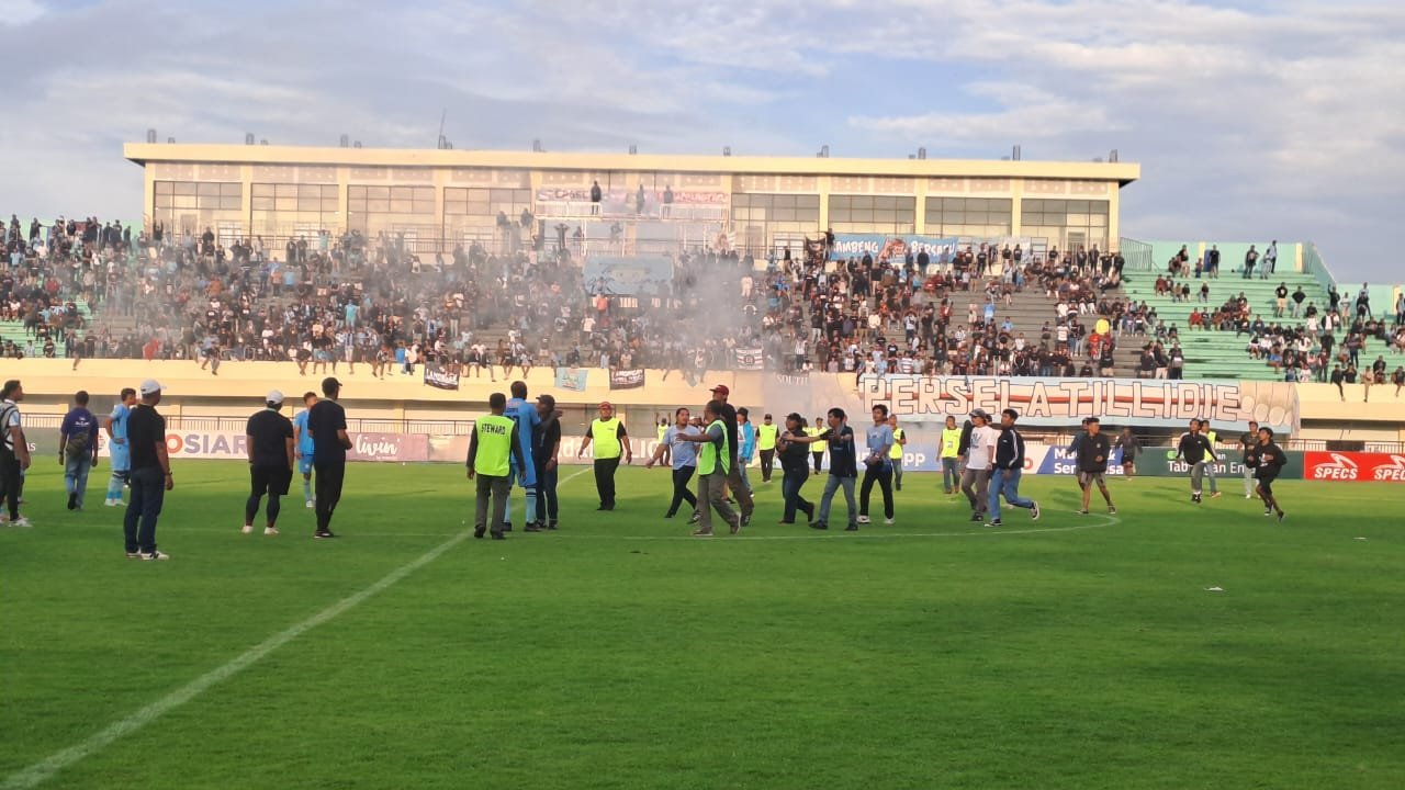 Laga Persela vs Malut Ditutup dengan Protes Suporter yang Turun ke Lapangan
