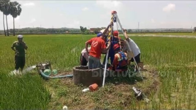 Petugas Damkar Tuban Rela Masuk Sumur  Evakuasi Handphone