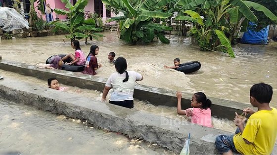 Banjir di Permukiman Warga Tuban Jadi Ajang Bermain Air Gratis Anak-anak 