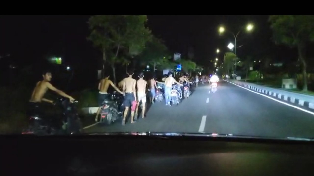 Efek Jera! Puluhan Remaja Balap Liar di Tuban Dihukum Dorong Sepeda Motor