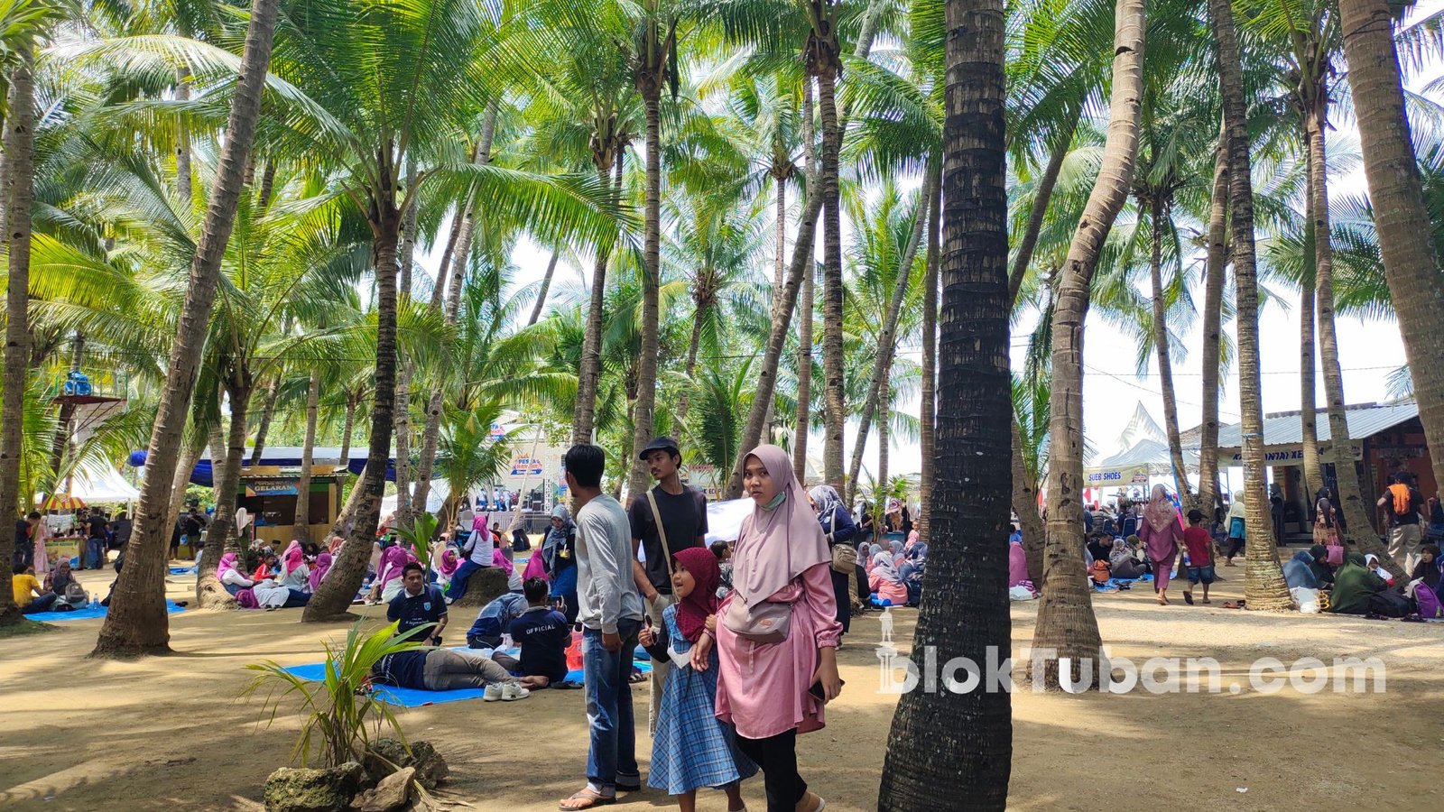 Libur Lebaran 2024, Wisatawan Pantai Kelapa Tuban Membeludak