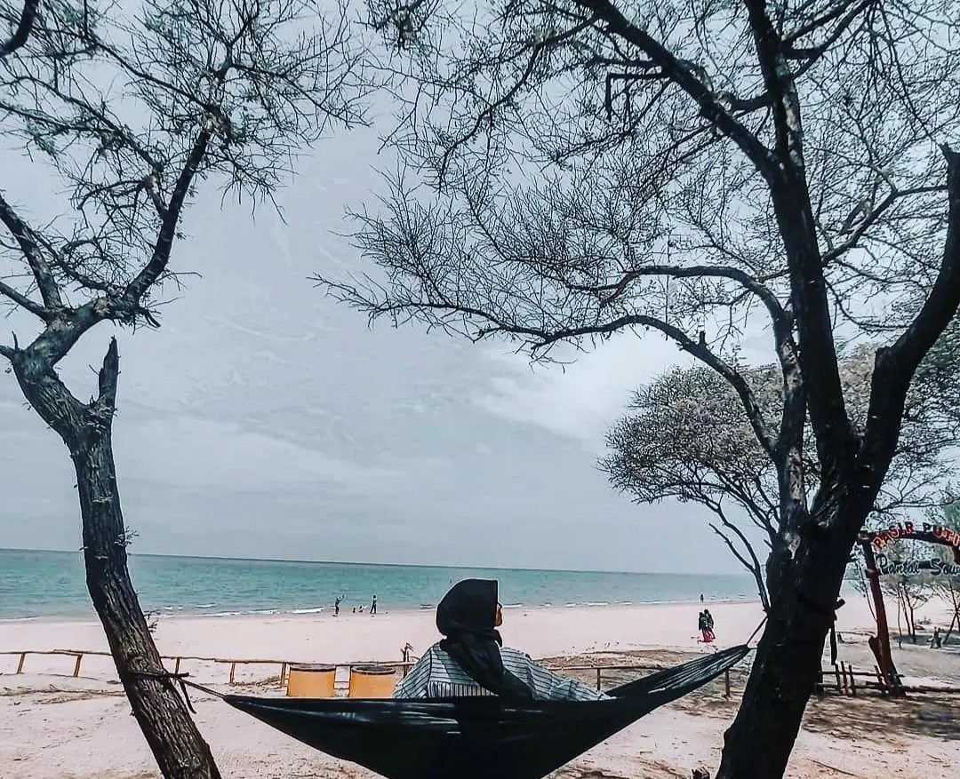 Pantai Sowan Tuban, Destinasi Liburan dengan Kesejukan Hutan Klampis