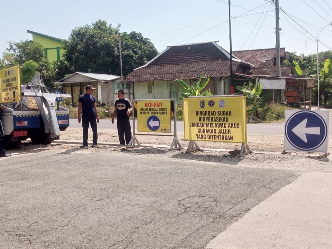 Jalan Lingkar Selatan Tuban Beroperasi Terbatas, Petugas Pasang Papan Himbauan