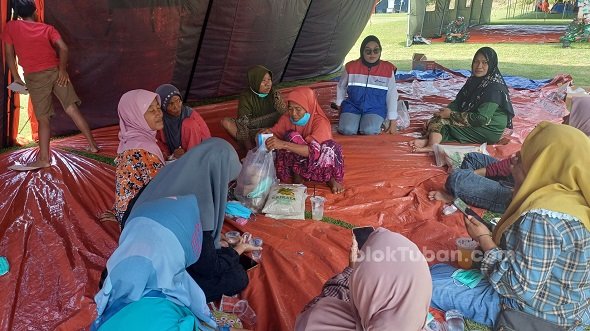 Di Tenda Pengungsian, Warga Tasikharjo Tuban Dapat Konsumsi dan Trauma Healing 