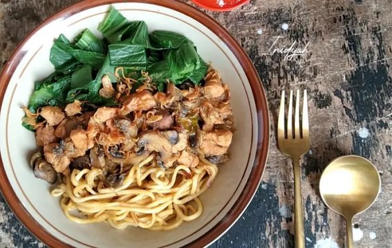 Resep Mie Yamin Topping Potongan Ayam dan Jamur Merang