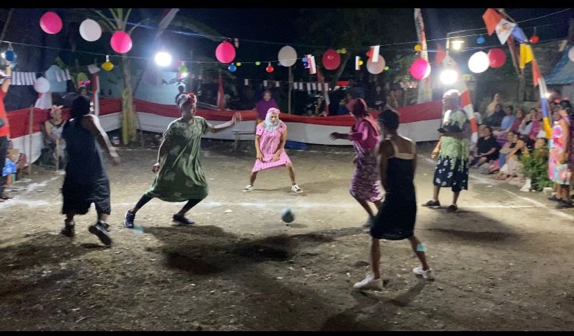 Tak Mau Kalah dari Istri, Para Suami di Tuban Ikut Fashion Show dan Sepakbola Berdaster
