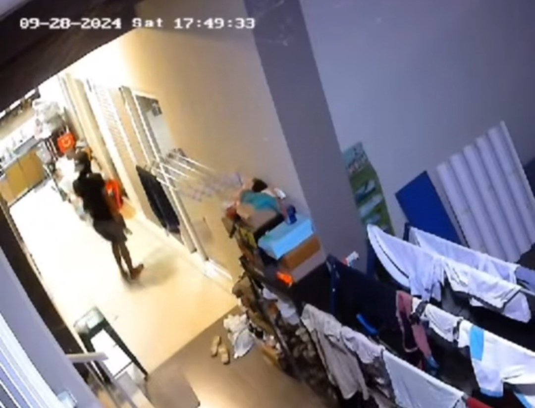 Maling Gasak Emas Rp200 Juta di Perumahan Tuban, Aksinya Terekam CCTV dan Viral!