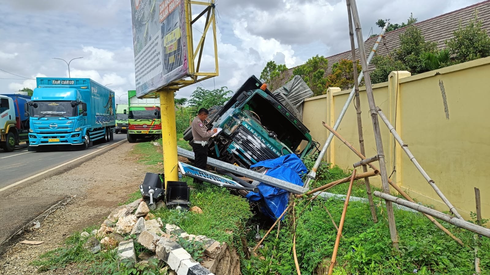 Sopir Truk Kantuk Berat, Kendaraannya Tabrak Tiang dan Gerobak di Tuban