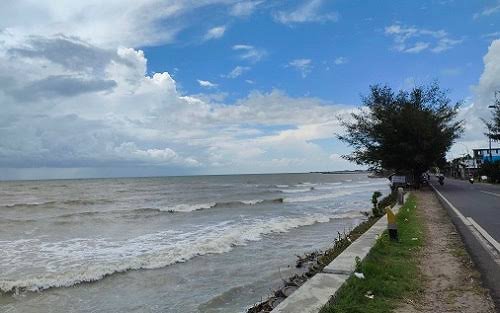Cuaca Buruk di Laut Tuban, Perahu Nelayan Terbalik Dihantam Ombak