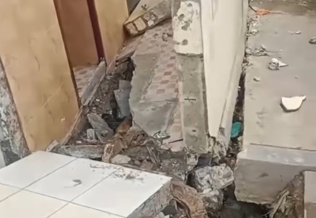Diterjang Ombak Besar, Bangunan MCK di Tuban Nyaris Roboh