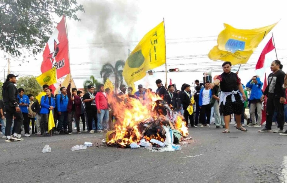 Mahasiswa Tuban Blokir Jalur Pantura, Tolak UU TNI dan RUU Polri