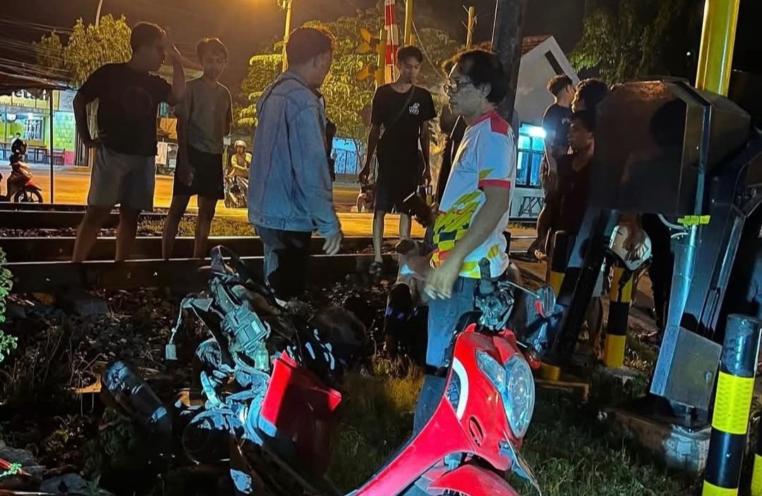 Gadis Tuban Tertabrak KA Kertajaya di Perlintasan Tanpa Penjaga, Selamat Meski Kaki Patah