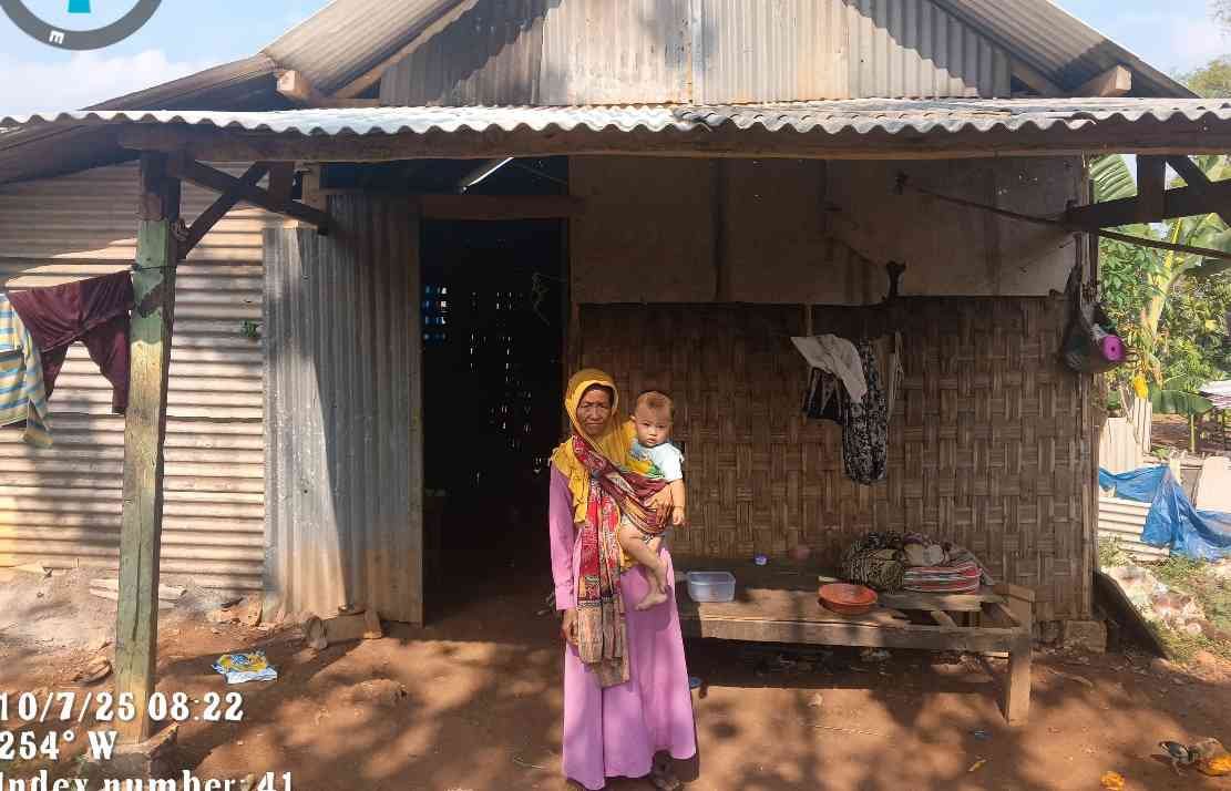 Di Rumah Bambu, Nenek Kasmi Menopang Hidup Dua Cucu yang Ditinggal Ibunya