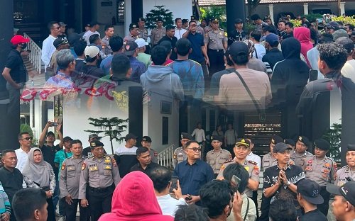 Polemik Memanas! Warga Socorejo Geruduk DPRD Tuban, Tuntut Anggota Dewan Fahmi Fikroni Diproses!