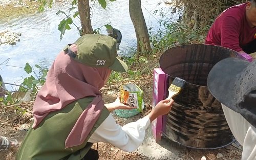 Peduli Lingkungan, Mahasiswa IAINU Tuban Pasang...
