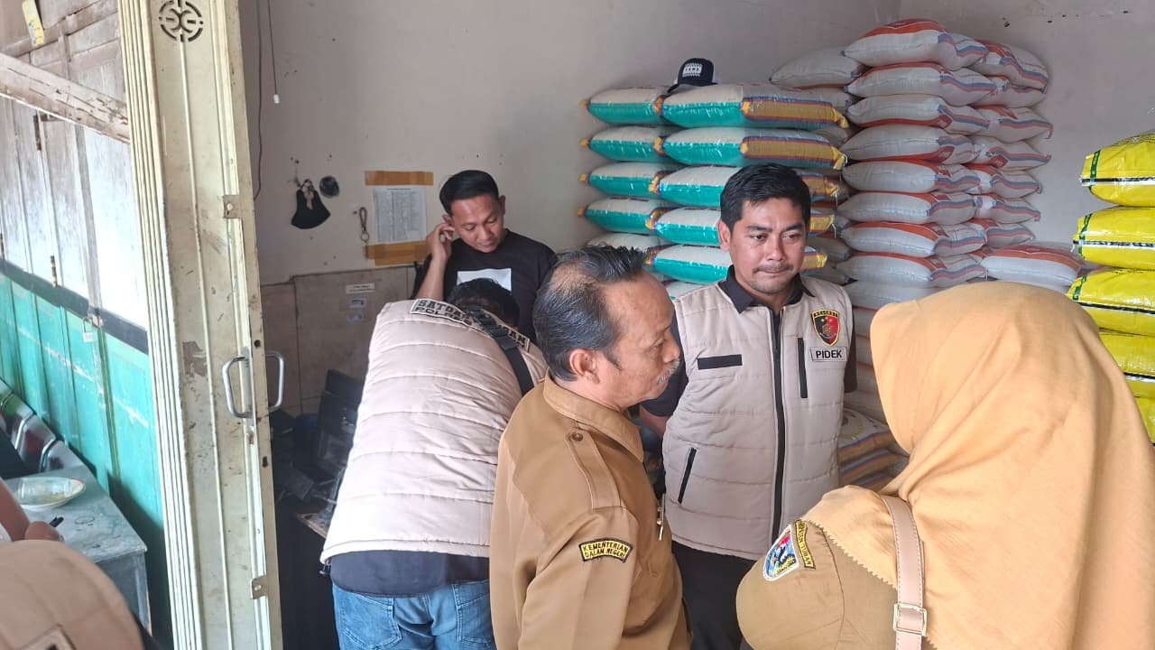 ‎Sapu Bersih Pelanggaran Pangan, Satgas Polresta Tuban Sidak...