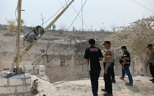 Jatuh dari Ketinggian 15 Meter, Pekerja Tambang Batu...