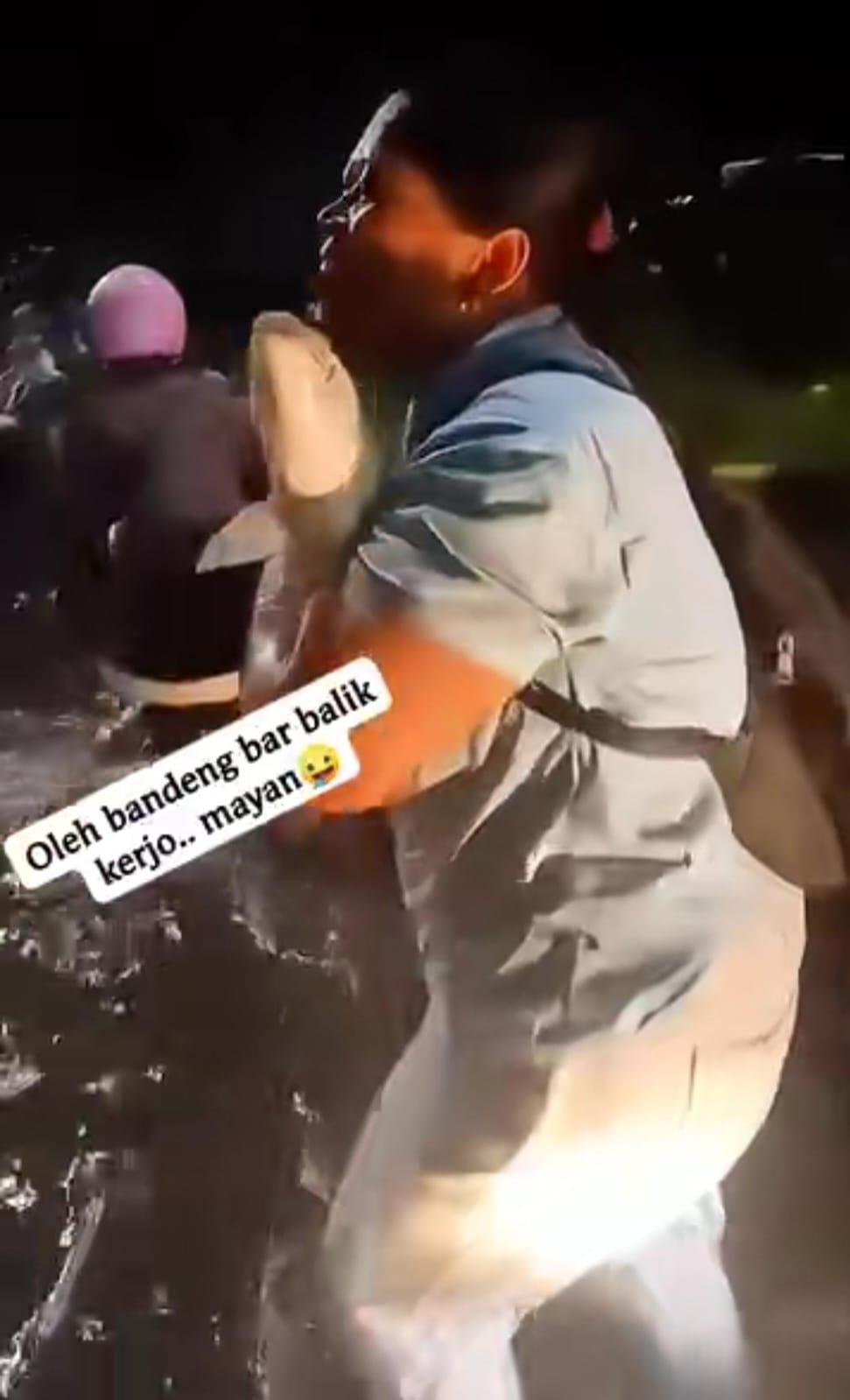 Gendong Bandeng Jumbo Sepulang Kerja, Aksi Perempuan Ini...