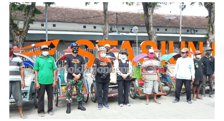 Khofifah Kampanyekan Pakai Masker Saat Gowes Bareng