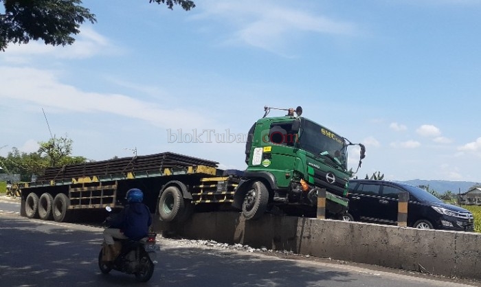 Sopir Ngantuk, Truk Trailer Hantam Pembatas Jalan