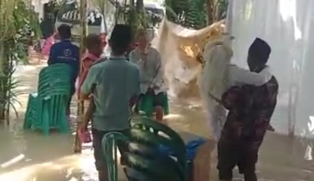 Nikah di Tengah Banjir, Pengantin Asal Bojonegoro Viral di Medsos
