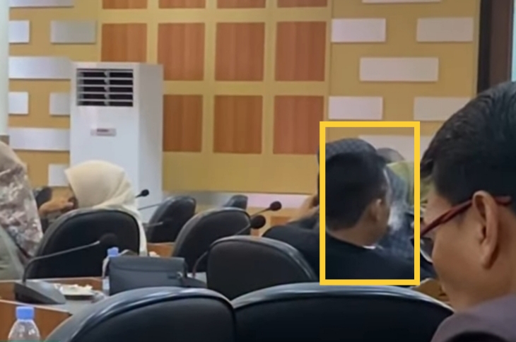 Viral! Anggota DPRD Tuban Ngevape Saat Rapat, Ketua Dewan: Sudah Ada Area Merokok