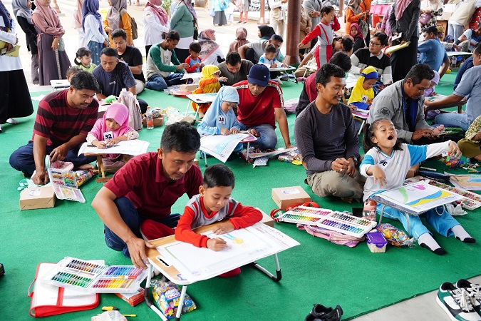 Ketika Bapak Dampingi Anaknya Ikut Lomba Mewarnai Gambar