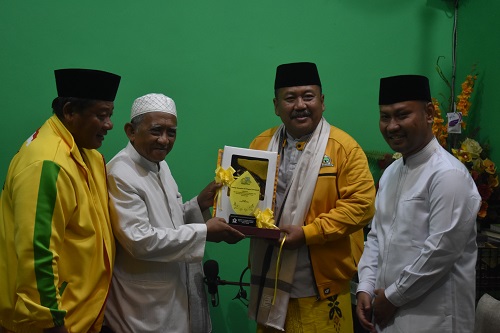 Jelang Musda, Ketua Golkar Jatim Silaturahmi ke KH Abdul Matin Bejagung