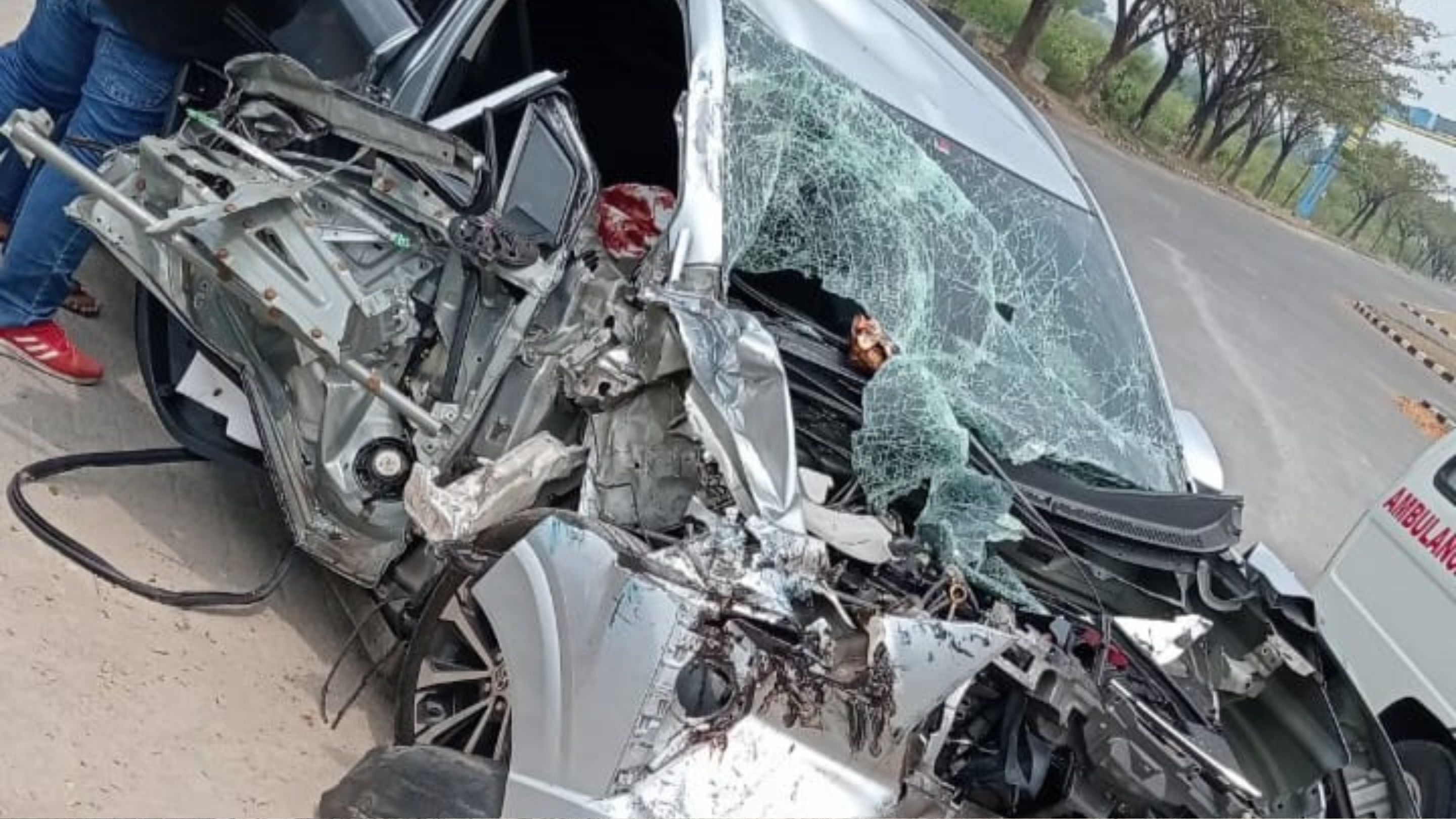 Avanza Ringsek, Sopir Terjepit usai Hantam Truk di Jalur Pantura Tuban