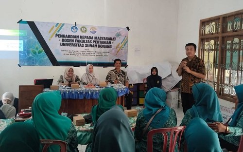Tim PKM Universitas Sunan Bonang Kenalkan Pembuatan Bioplastik...