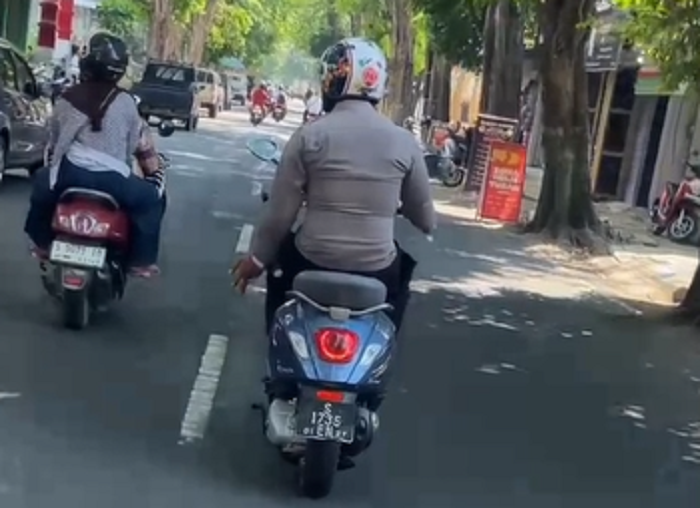 Diduga Merokok dan Pakai Motor Barang Bukti Oknum...