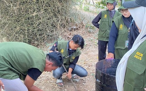 Peduli Lingkungan, Mahasiswa IAINU Tuban Pasang Tempat Sampah...