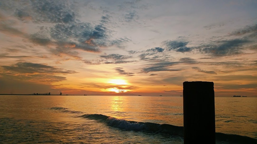 Indahnya Pantai Dermaga Tuban saat Senja