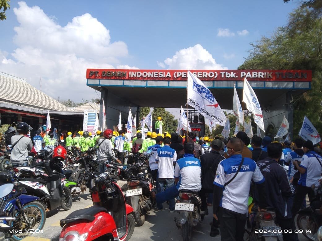 Ratusan Buruh Demo Pabrik PT Semen Indonesia di Tuban, Protes Status PKWT yang Tak Dikembalikan