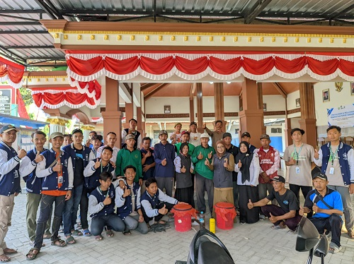 Kolaborasi Mahasiswa KKN UAI dan DKPP Bojonegoro, Petani Desa Kandangan Diajari Buat Pupuk Organik