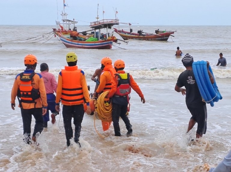 Petugas Gabungan Evakuasi Perahu Nelayan Terbalik di Pantai Sowan Tuban