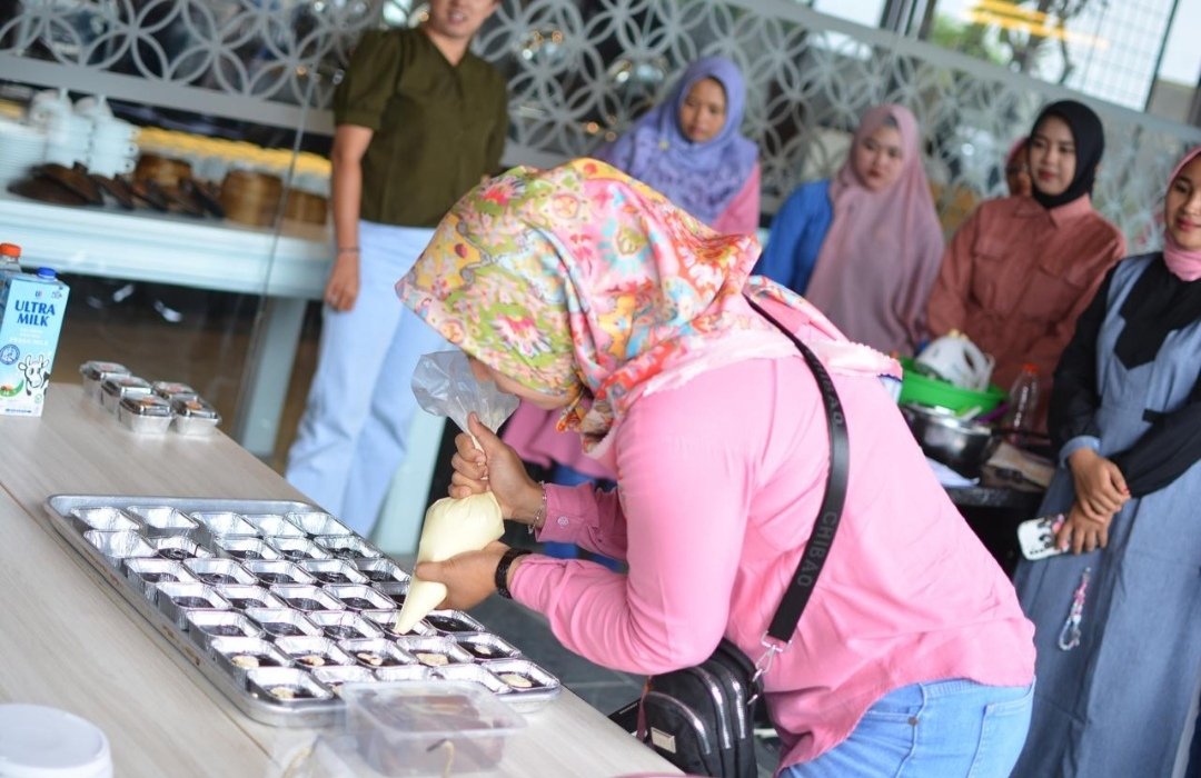 Owner Elmara Cake Tuban Berbagi Resep Kue Bolu ke Istri Wartawan