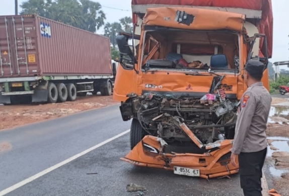 Truk Fuso Tabrak Truk Misterius di Tuban, Sopir Tewas Terjepit