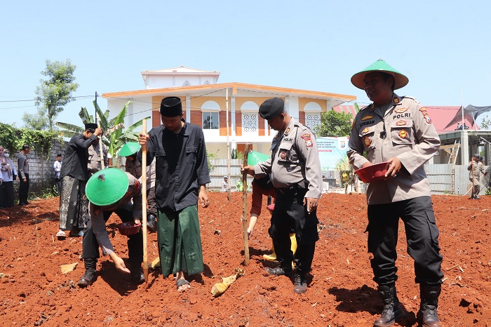 Polres Tuban Tanam Jagung Bareng Santri Upaya Dukung Swasembada Pangan