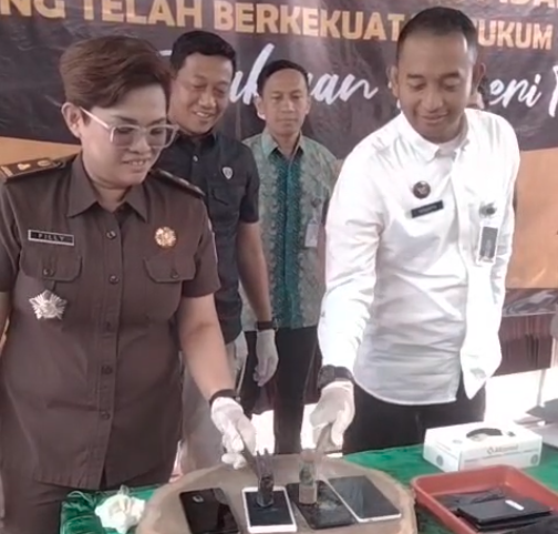 Kejari Tuban Musnahkan Ribuan Barang Bukti dari 70 Perkara Hukum Inkracht