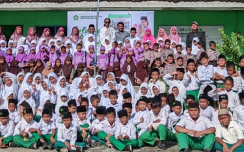 MI Musthofawiyah Gelar Peringatan Hari Guru Nasional 2025 Penuh Haru dan Ceria