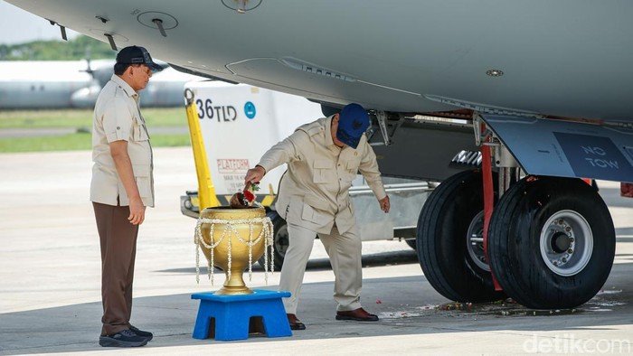 Makna di Balik Ritual Presiden Prabowo Menyiram Pesawat...