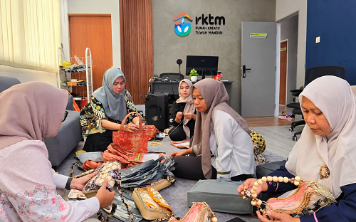 Perca Batik Gedog dan Pelepah Jagung Naik Kelas,...