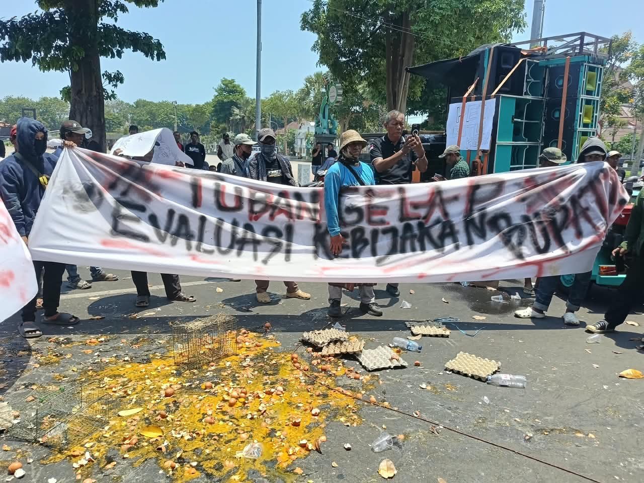 Demo di Tuban, Ratusan Petani dan Nelayan Tuduh...